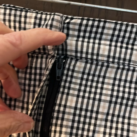 Izod black/ tan/ white checked skort with black undershorts. Size 10. - Picture 4 of 10